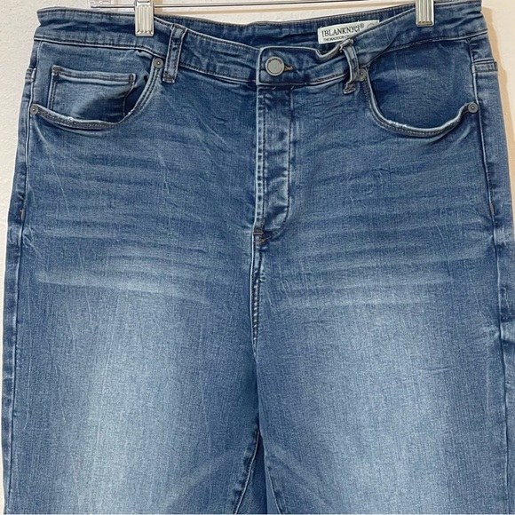 Blank NYC The Madison High Rise Crop Distressed Straight Leg Jeans Size 32 - Picture 3 of 11